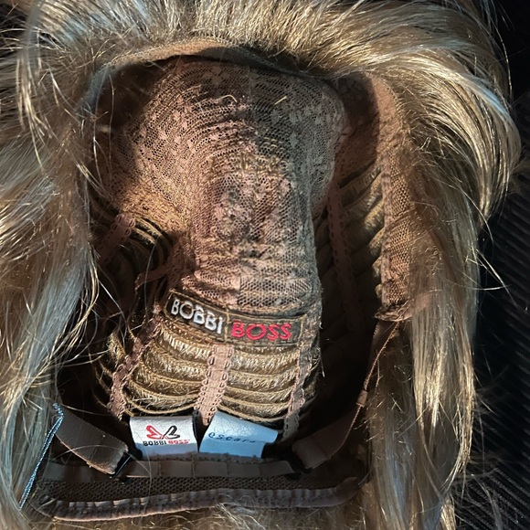 Escara by Bobbi Boss super cute short layered style, wheat blonde - Picture 4 of 4